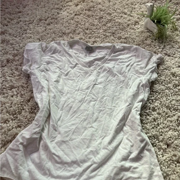 Gildan women’s flowy soft comfy White V neck t-shirt - Picture 4 of 4